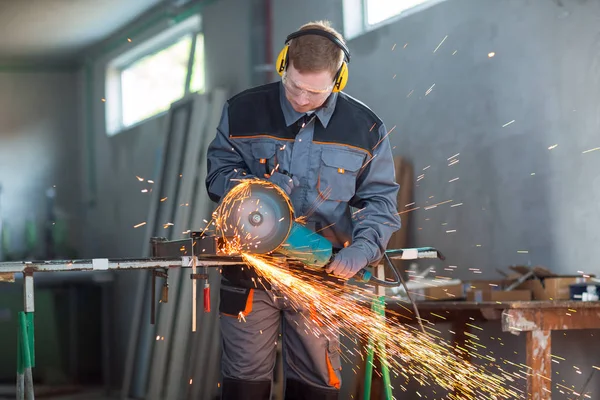 Öğütücüyle metal kesen bir işçi. — Stok fotoğraf