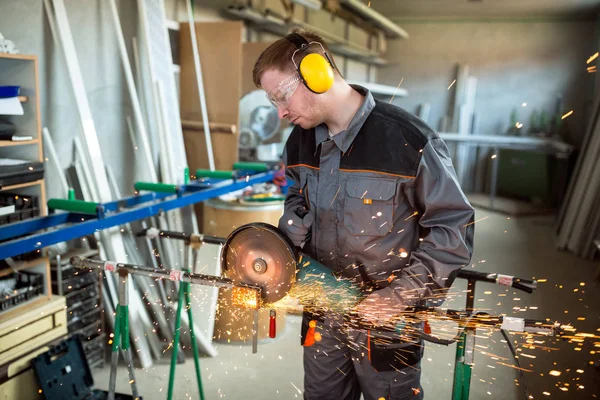 Trabajador de corte de metal con amoladora. — Foto de Stock