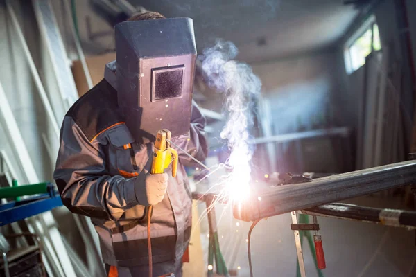 Soldador trabajando en taller — Foto de Stock