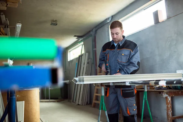 Trabajador con mashine de perforación en taller — Foto de Stock