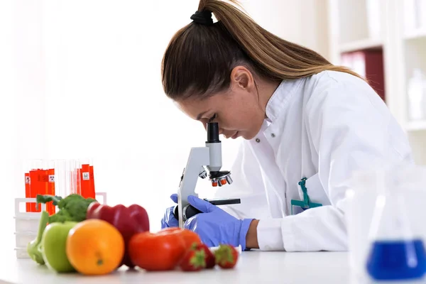 Jakość żywności cheking w profesjonalnym laboratorium z mikroskopem — Zdjęcie stockowe