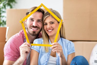 Yeni eve taşıdıktan, evi birlikte ve SMIL tutan genç Çift