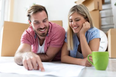 Projede arıyor ve orada yeni apa hakkında planlama genç Çift