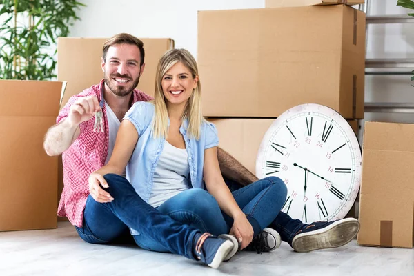 Pareja joven celebrando mudarse a un nuevo hogar — Foto de Stock