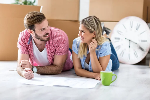 Casal jovem comemorando a mudança para nova casa — Fotografia de Stock