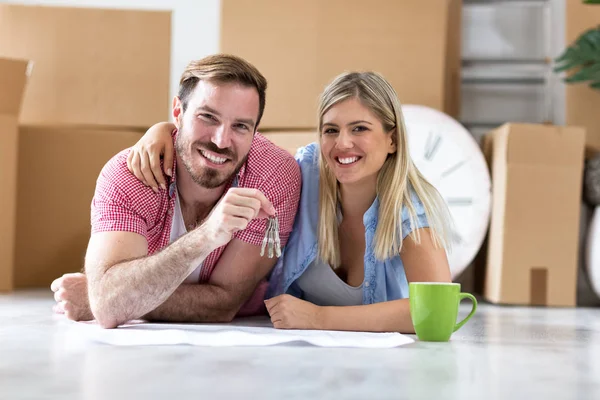 We did it, success couple holding keys  at there new apartment — Stock Photo, Image