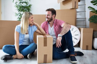 Birbirimizi ve yeni ev gülümseyen başarı güzel çift bakmak