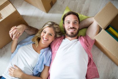 genç bir çift yeni eve taşınma kutluyor