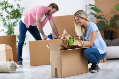 Genç çift yeni ev içinde hareketli şeyler açma