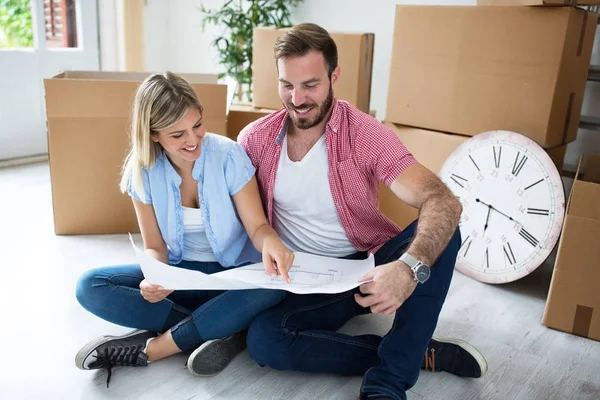 Pareja joven planea equipar un nuevo hogar — Foto de Stock