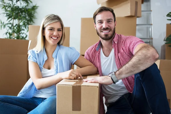 Joven pareja feliz celebrando mudarse a un nuevo hogar —  Fotos de Stock