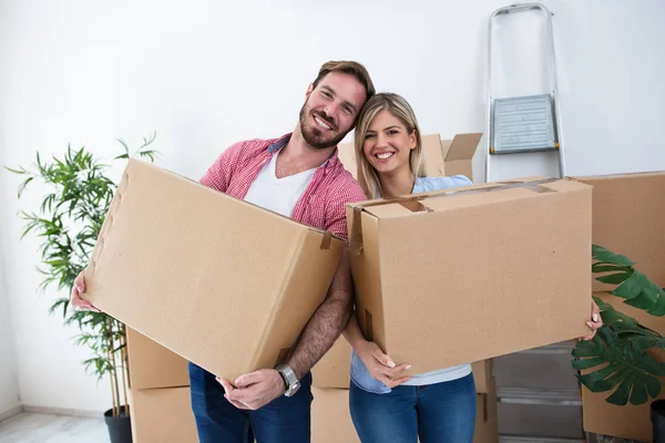 Junges Paar packt Kartons für den Umzug — Stockfoto