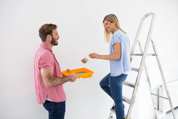 Pareja joven pintando paredes —  Fotos de Stock