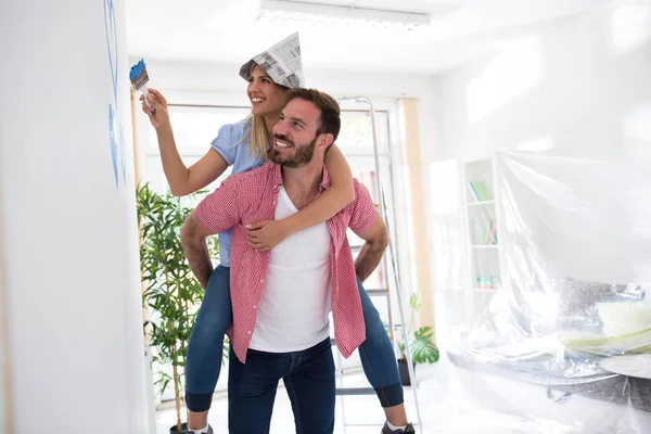 Junges Paar schmückt seine neue Wohnung — Stockfoto
