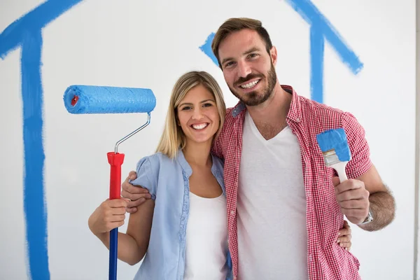 Young couple decorate their new apartment — Stock Photo, Image