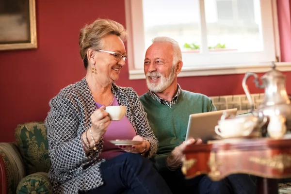 Amigos mayores hablando y sonriendo en el hogar de ancianos — Foto de Stock