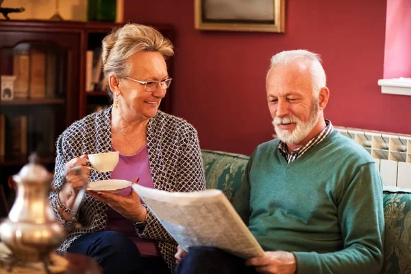 Att ha bra tid med make vid pensionering — Stockfoto