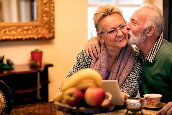 老人显示他的妻子什么是真正的爱情, 高级情侣在爱 — 图库照片