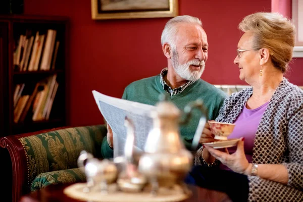 Senior pasangan jatuh cinta menikmati dalam pensiun — Stok Foto