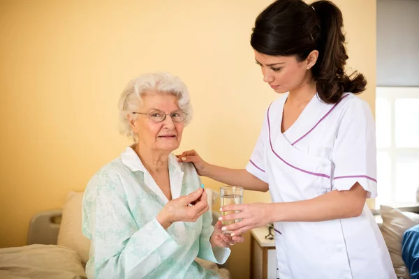 Senior old woman and nurse at nursing home — Stock Photo, Image