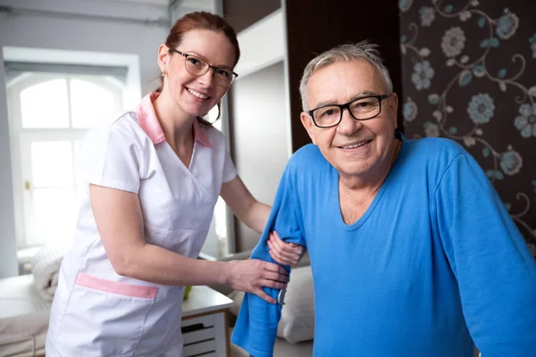 Smiling happy senior patient and nurse — Stock Photo, Image