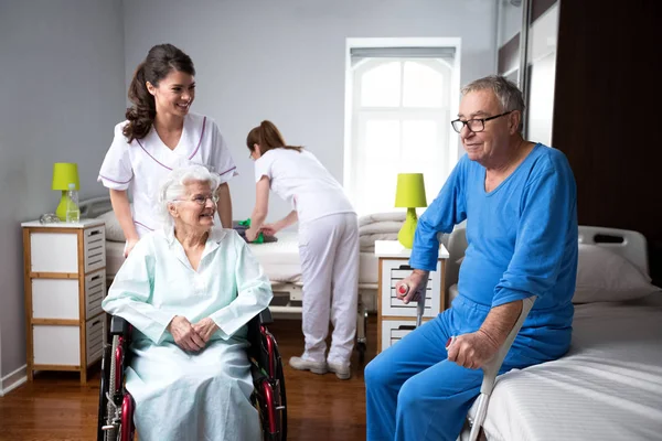 Life of elderly people at nursing home — Stock Photo, Image