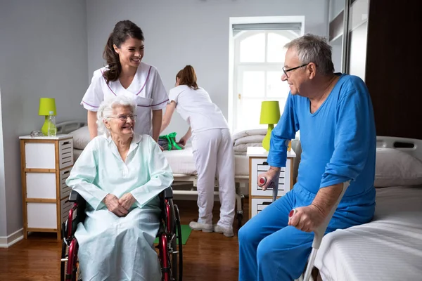 Leben älterer Menschen im Pflegeheim — Stockfoto