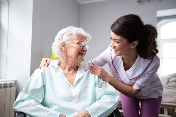 Pasien wanita senior yang puas dan bahagia dengan perawat. — Stok Foto