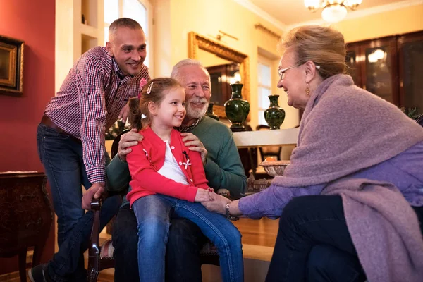 वडील आणि मुलगी आजोबांना भेट देतात आणि त्यांच्याबरोबर मजा करतात — स्टॉक फोटो, इमेज