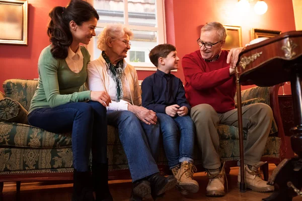 Familjen besöker morföräldrar, härliga glada leende stor familj — Stockfoto