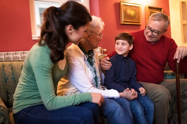 Lyckligt leende morföräldrar med sina barnbarn — Stockfoto