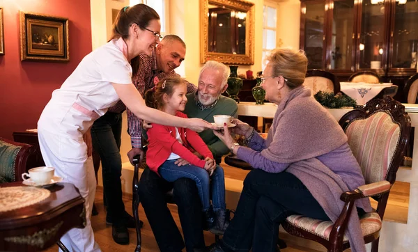 Familj besöka morföräldrar på sjukhem — Stockfoto