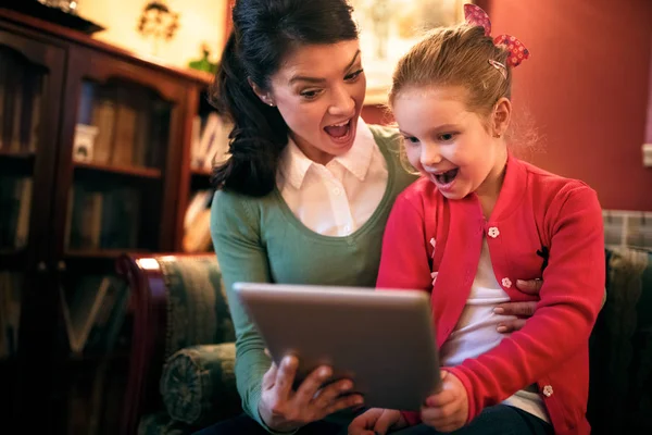 Mutter und kleines Mädchen schauen auf Tablet — Stockfoto