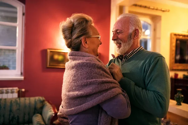 Preciosa sonriente pareja mayor en el amor bailando en casa — Foto de Stock