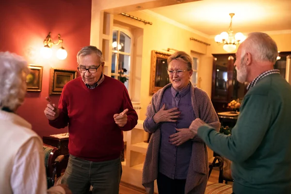 Lucu orang senior tersenyum dan menari di pesta rumah — Stok Foto