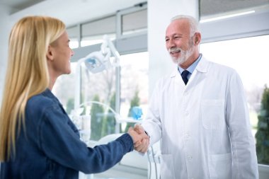 Deneyimli diş hekimi ve memnun hasta ele alınır