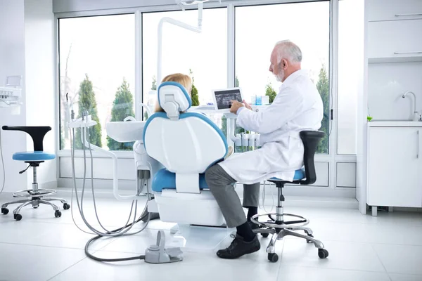 O paciente e o dentista são consultados sobre o tratamento dos dentes — Fotografia de Stock