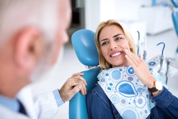 Молодая пациентка посещает дантиста, потому что у нее болит зуб. — стоковое фото