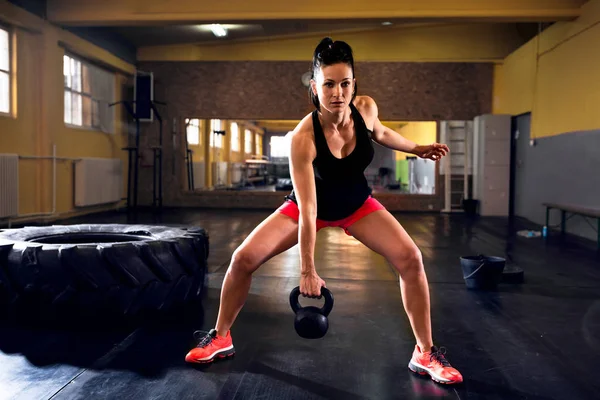 Mujer Musculosa Haciendo Ejercicio Con Kettlebell Gimnasio Crossfit —  Fotos de Stock