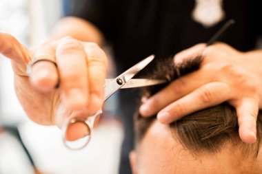 Eller genç Kuaför yapma saç kesimi çekici müşteriye yakın çekim