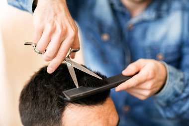 El berber adam sürecinde kesim saç yakın çekim