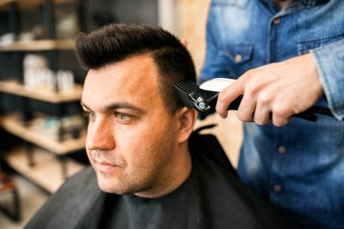 Saç kesimi istemciye kadar yakın yapma damat makinasıyla berber