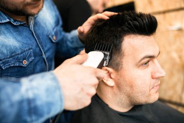 Makine bakım ile Kuaför kesim saç yakın çekim