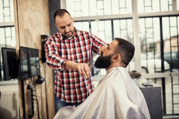 Клієнт Під Час Догляду Бородою Вусами Перукарні — стокове фото