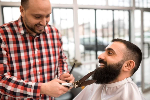 Engraçado Sorrir Hipster Cliente Barbeiro Com Ferramenta Cabeleireiro Velho — Fotografia de Stock