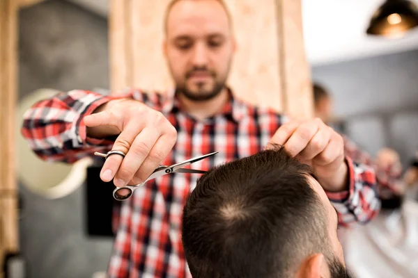 Молодий Чоловік Розрізає Волосся Перукарні — стокове фото