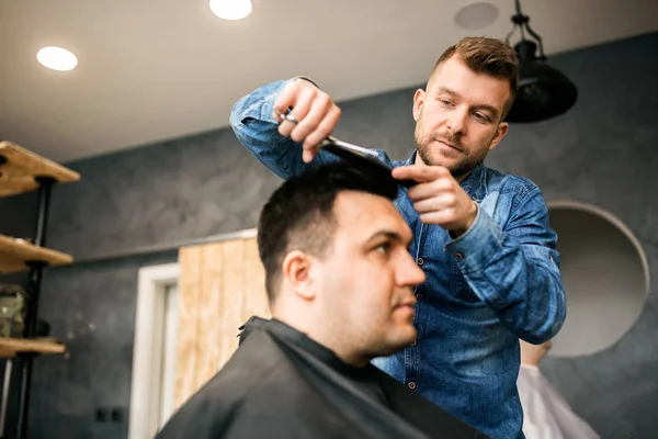 Joven Señor Hace Corrección Corte Pelo Salón Peluquería — Foto de Stock