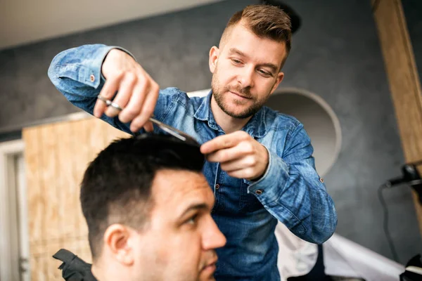 Zufriedener Mann Lässt Sich Beim Friseur Die Haare Schneiden — Stockfoto
