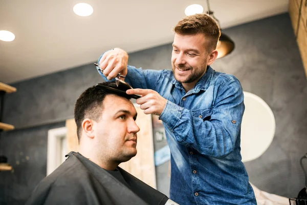 Lächelnder Attraktiver Friseur Der Seinen Job Mit Liebe Macht — Stockfoto