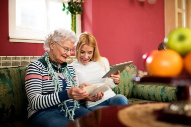 Kaliteli zaman büyükannesi ile iki üretimi Karşılaştır eski ve yeni fotoğrafları geçirdi